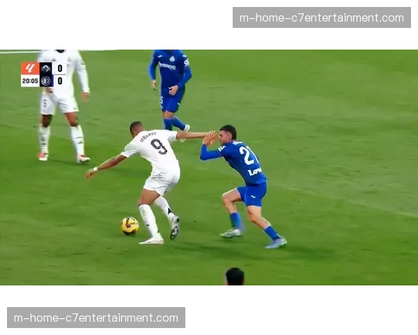 皇马姆巴佩两失单刀带球出边线，比赛专注度受质疑